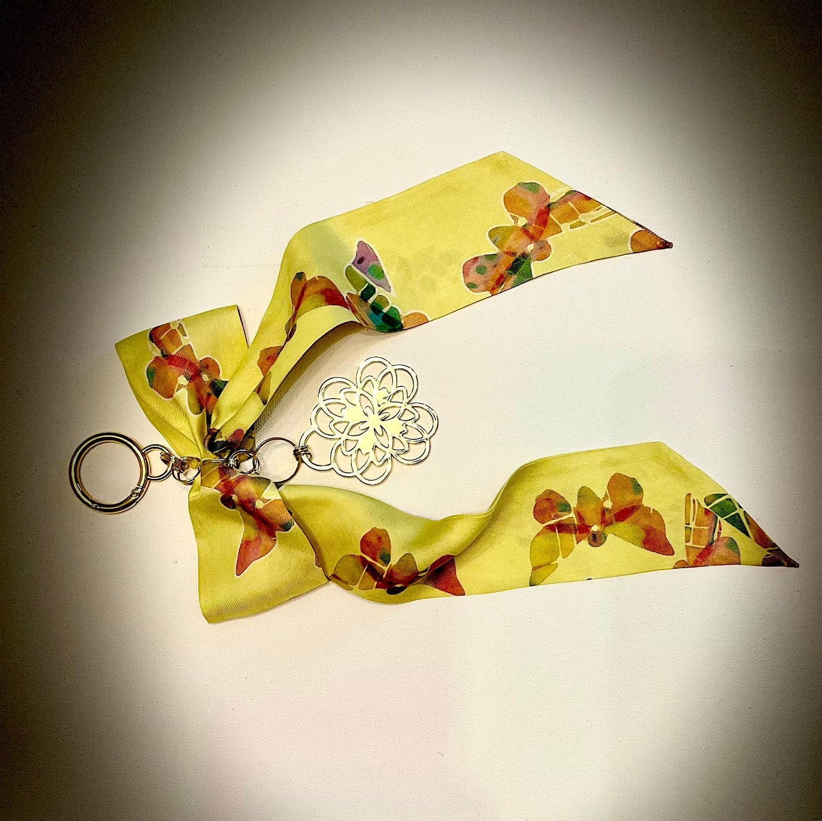 Llavero de bolso con lazo de seda de lujo