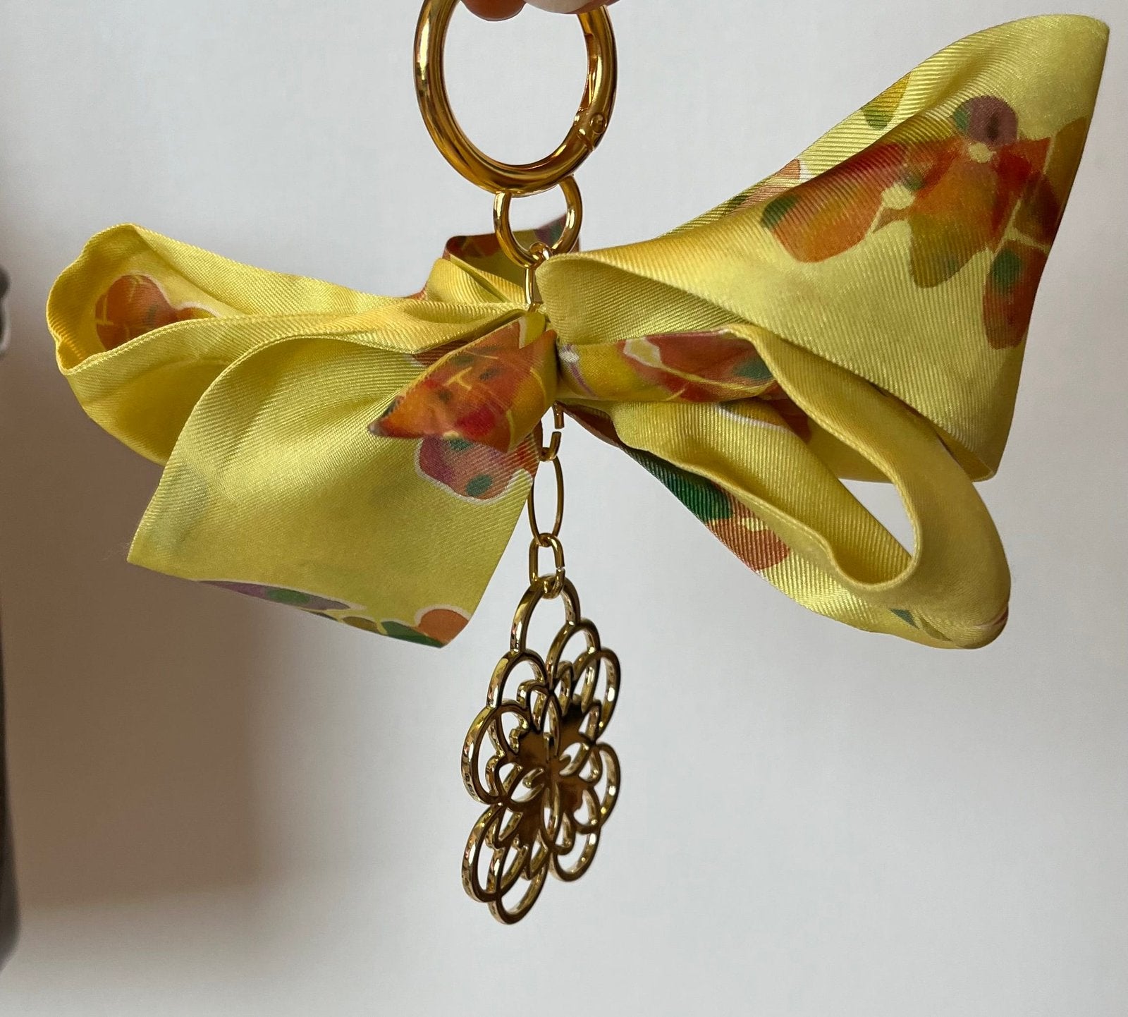 Llavero de bolso con lazo de seda de lujo
