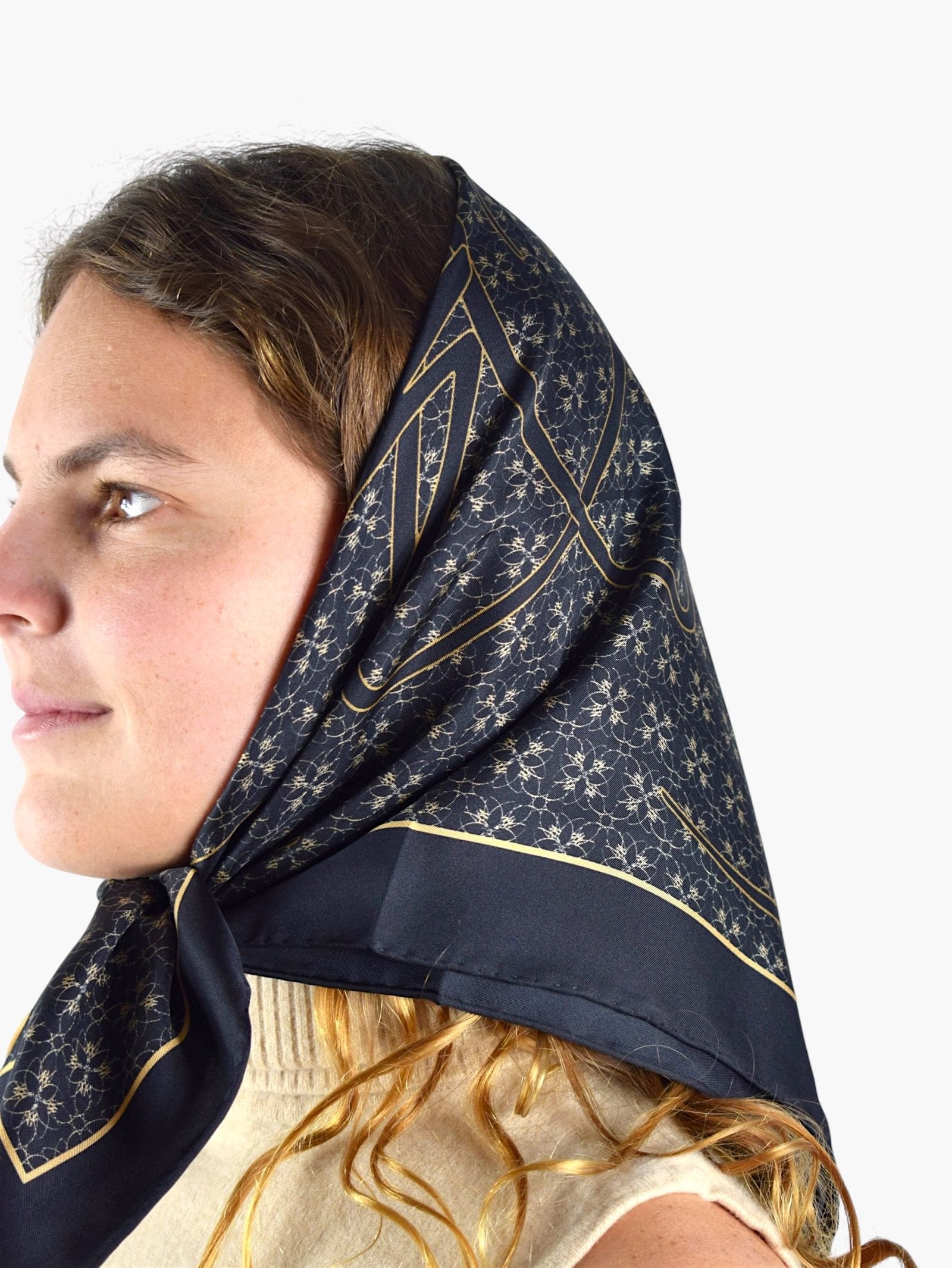 Pañuelo de Seda Emblema Dorado 70