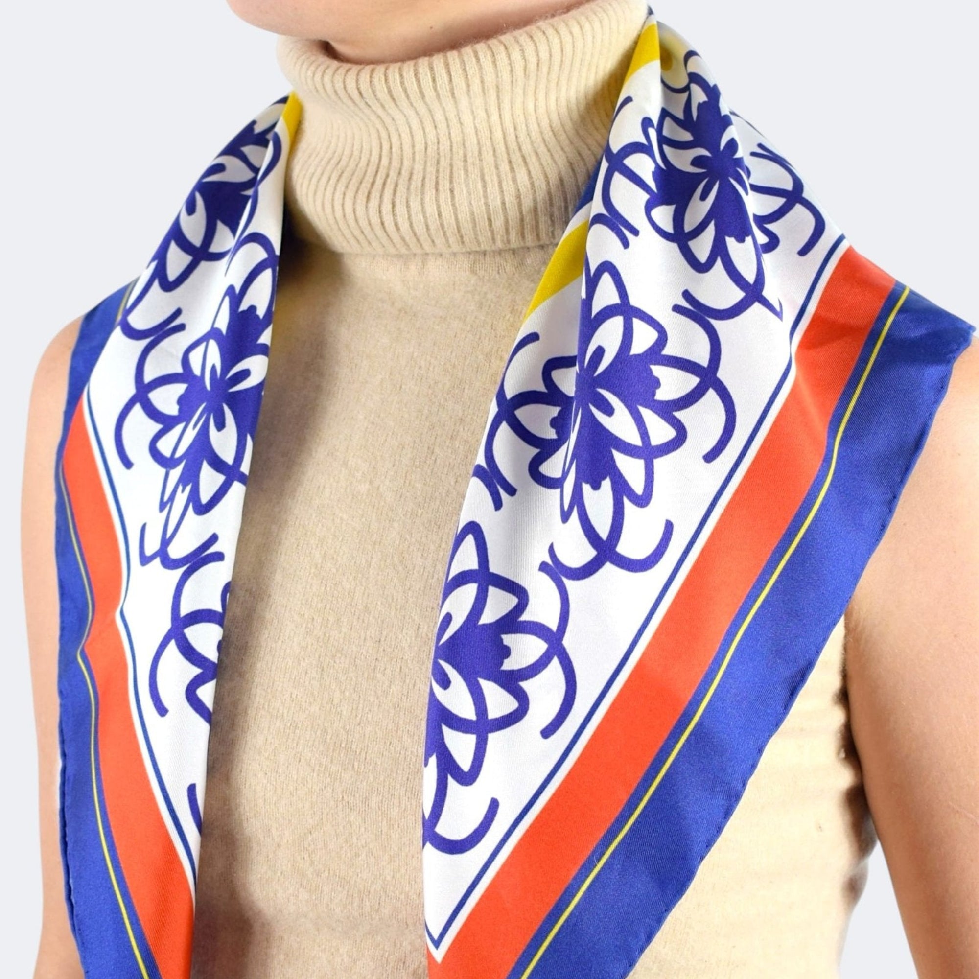Bandana Roseta en rojo, blanco, amarillo y azul.