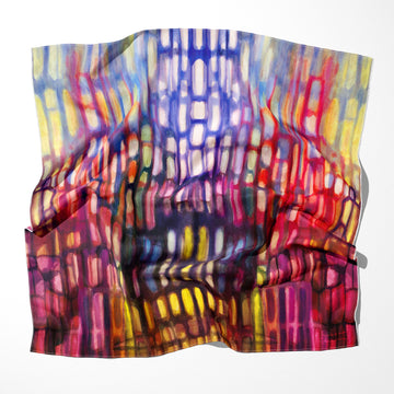 Sagrada de Noche, pañuelo 100% seda de 70x70 cm inspirado en los vitrales de la Sagrada Familia. Nace del óleo Ciudad Nevada. Solo 8 piezas.