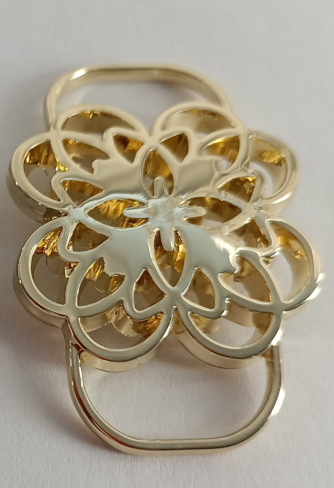 Hebilla Anagrama dorada.