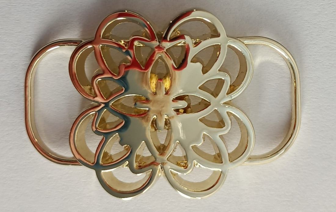 Hebilla Anagrama dorada.