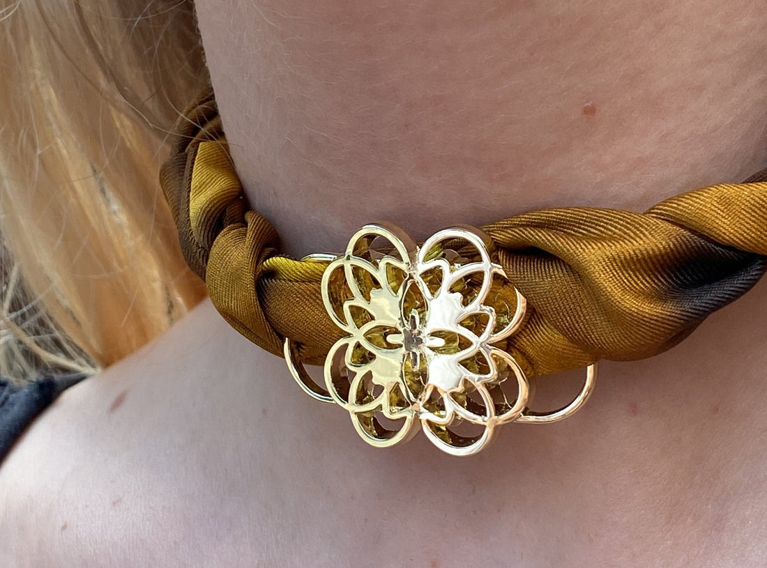 Pañuelo Delgado de Seda Arcos – La elegancia audaz de Barcelona en una mini obra maestra