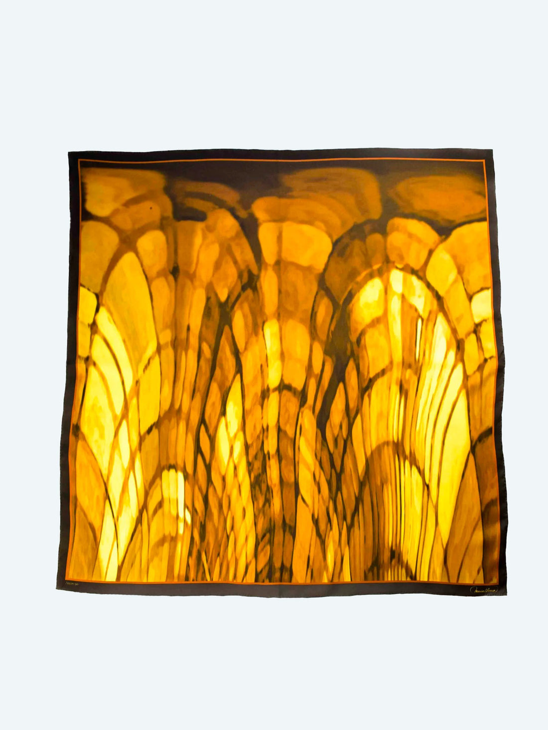 Arcos 90, un pañuelo de seda que captura la imponente belleza de los arcos de Barcelona.