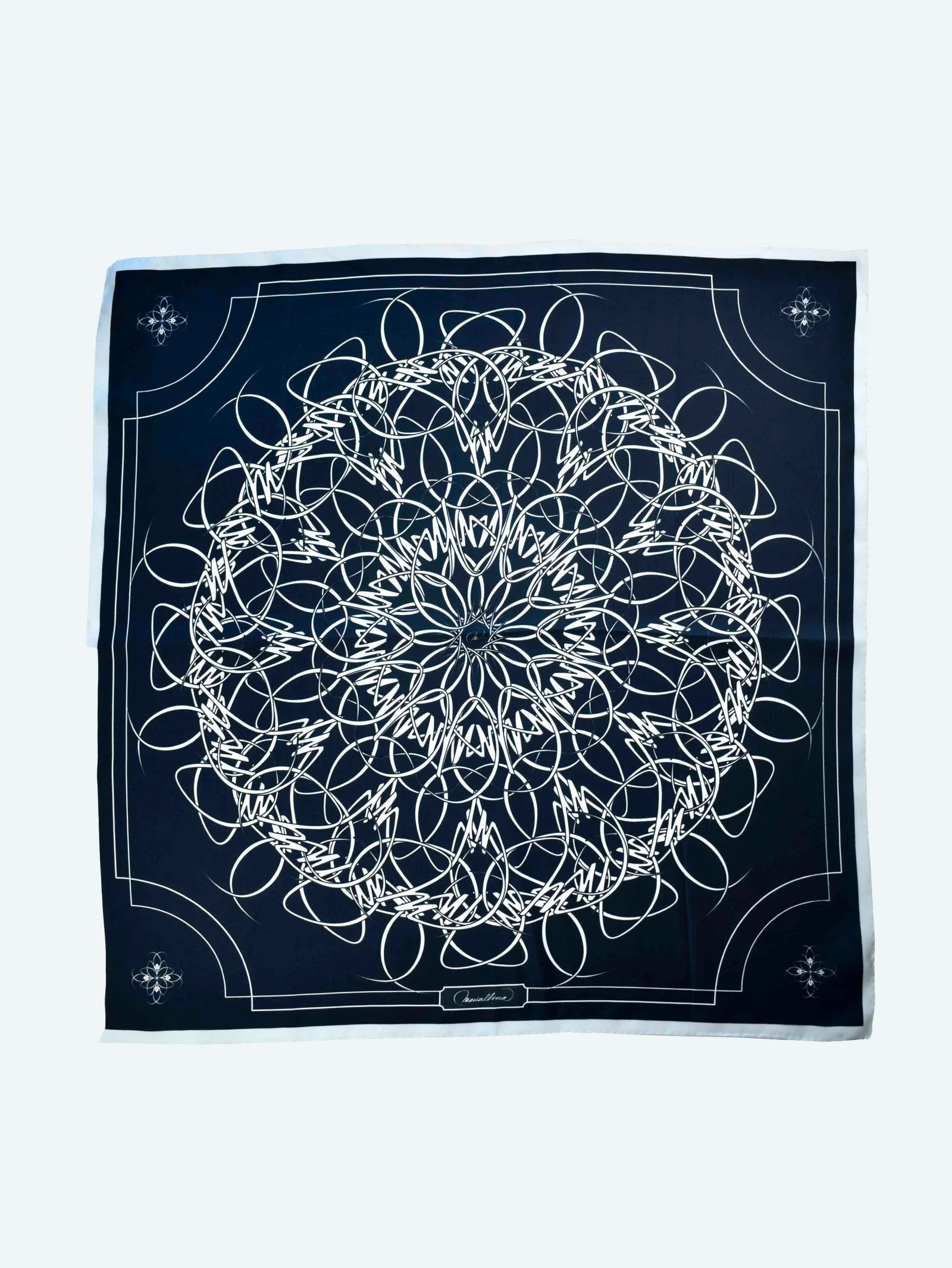 Pañuelo de Seda Encaje Blanco 70. Inspirado en encaje blanco sobre fondo negro. 