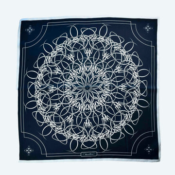 Pañuelo de Seda Encaje Blanco 70. Inspirado en encaje blanco sobre fondo negro. 