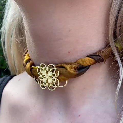 Hebilla Anagrama dorada.