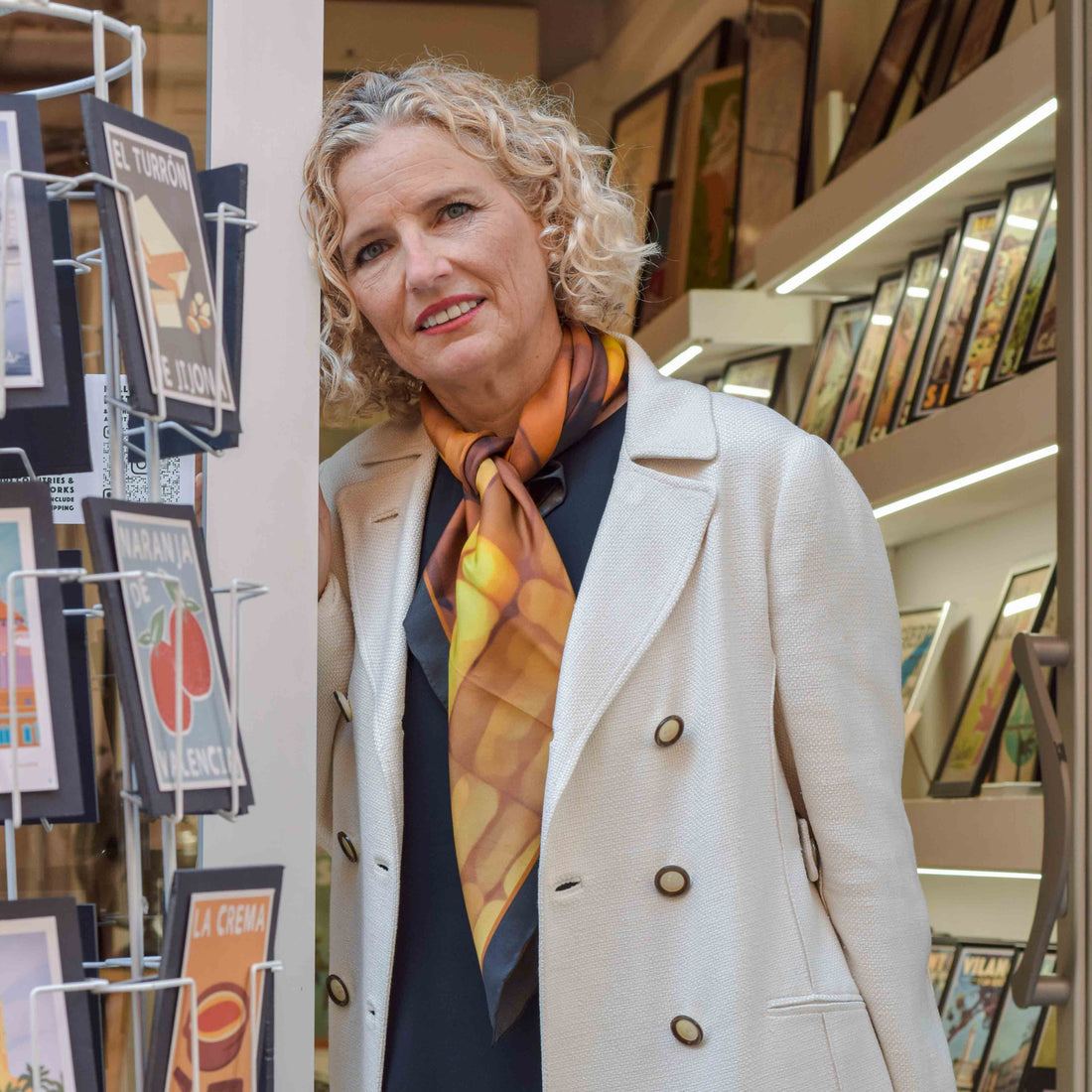 Carré de Seda Luces de la Ciudad 70 – Elegancia del anochecer y brillo dorado urbano en lujoso twill