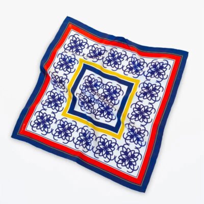 Bandana Roseta en rojo, blanco, amarillo y azul.