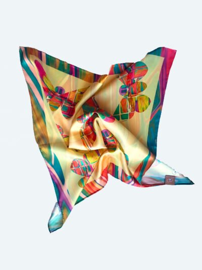 Pañuelo Bandana Moth 60 Bandana de Seda Moth 60 – Elegancia alegre con un toque de fantasía de mariposas en edición limitada.