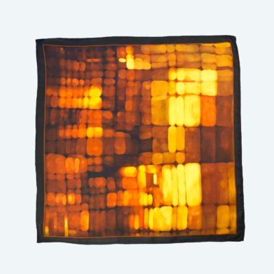 Carré de Seda Luces de la Ciudad 70 – Elegancia del anochecer y brillo dorado urbano en lujoso twill