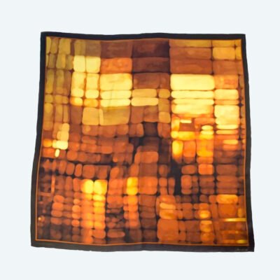 Carré de Seda Luces de la Ciudad 90 – Elegancia urbana y anochecer dorado en un pañuelo acabado a mano