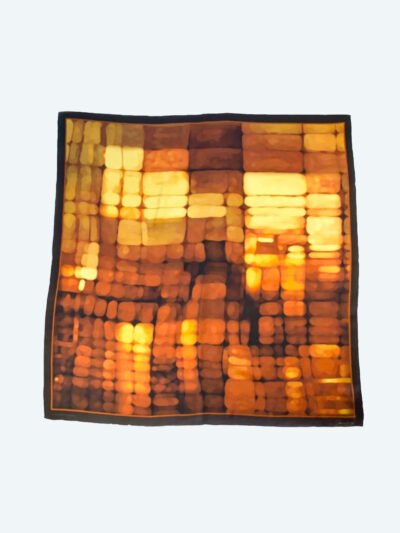 Luces de la Ciudad 90 Silk Carré – Urban Elegance and Golden Nightfall in a Hand-Finished Scarf